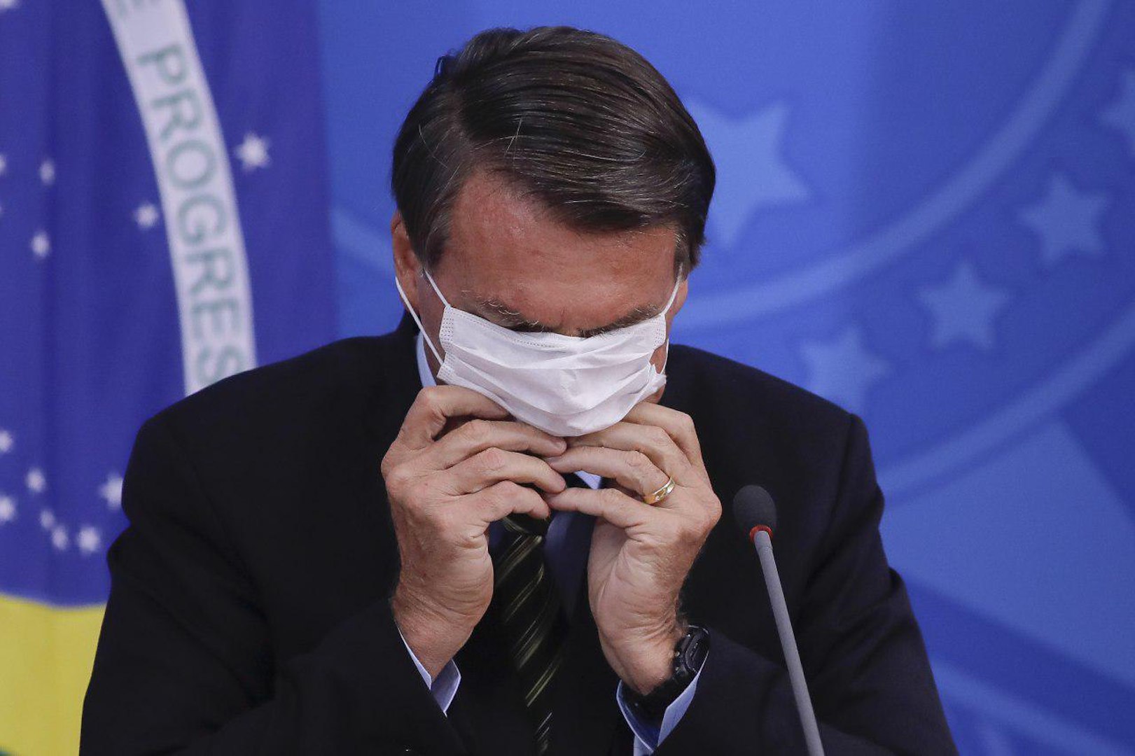 Bolsonaro veta uso de mascara