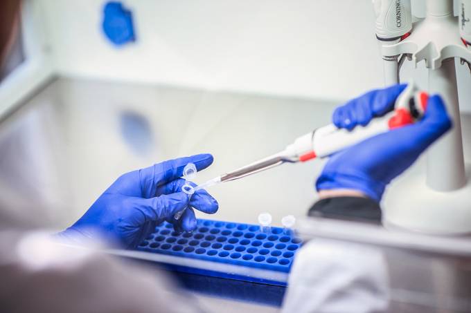 Vacina para covid-19 da Moderna tem 100% de sucesso em primeira fase de testes.