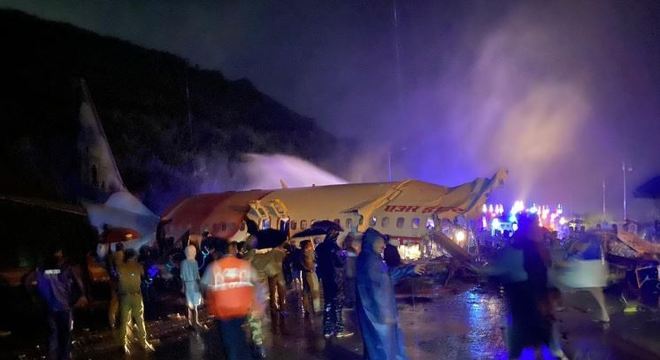 Avião se parte ao meio durante pouso na Índia e deixa ao menos 16 mortos